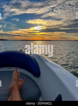 Eine Bootsfahrt unter der untergehenden Sonne auf dem See Simcoe, Ontario Stockfoto