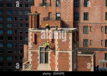 Arbeiter, die Gerüste umbauen, Ziegelfassaden umlegen, defekte Ziegelsteine und Mörtel entfernen, wie es das New York City Local Law 11 vorschreibt, das Reparaturen, regelmäßige Inspektionen und Wartung von Gebäudefassaden verlangt, Dienstag, den 18. November 2025 in New York City. Foto von Jennifer Graylock-Alamy Stockfoto