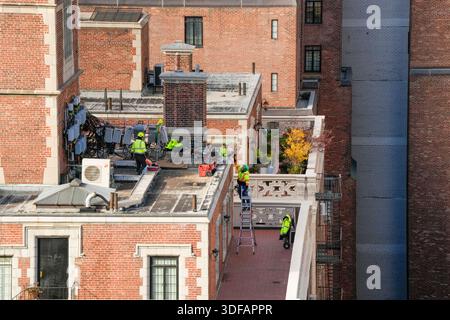 Arbeiter, die Gerüste umbauen, Ziegelfassaden umlegen, defekte Ziegelsteine und Mörtel entfernen, wie es das New York City Local Law 11 vorschreibt, das Reparaturen, regelmäßige Inspektionen und Wartung von Gebäudefassaden verlangt, Dienstag, den 18. November 2025 in New York City. Foto von Jennifer Graylock-Alamy Stockfoto