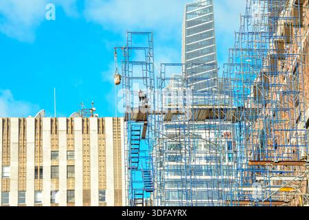 Arbeiter, die Gerüste umbauen, Ziegelfassaden umlegen, defekte Ziegelsteine und Mörtel entfernen, wie es das New York City Local Law 11 vorschreibt, das Reparaturen, regelmäßige Inspektionen und Wartung von Gebäudefassaden vorschreibt, Montag, 17. November 2025 in New York City. Foto von Jennifer Graylock-Alamy Stockfoto