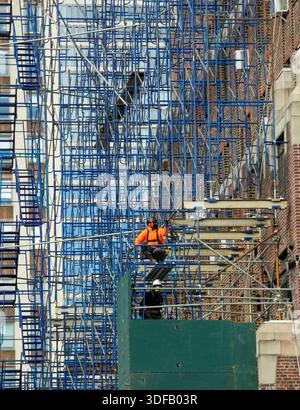 Arbeiter, die Gerüste umbauen, Ziegelfassaden umlegen, defekte Ziegelsteine und Mörtel entfernen, wie es das New York City Local Law 11 vorschreibt, das Reparaturen, regelmäßige Inspektionen und Wartung von Gebäudefassaden vorschreibt, Montag, 17. November 2025 in New York City. Foto von Jennifer Graylock-Alamy Stockfoto
