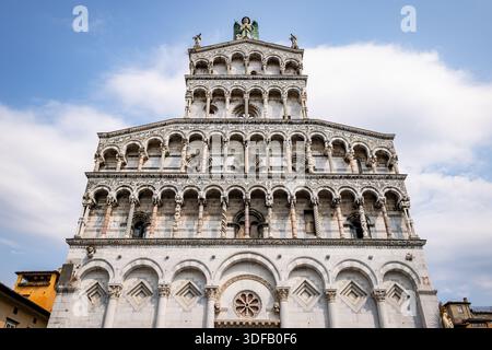 Die Fassade der Kirche San Michele in Foro, fotografiert von der Piazza San Michele in Lucca, Italien. Stockfoto