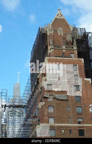 Arbeiter, die Gerüste umbauen, Ziegelfassaden umlegen, defekte Ziegelsteine und Mörtel entfernen, wie es das New York City Local Law 11 vorschreibt, das Reparaturen, regelmäßige Inspektionen und Wartung von Gebäudefassaden vorschreibt, Montag, 17. November 2025 in New York City. Foto von Jennifer Graylock-Alamy Stockfoto