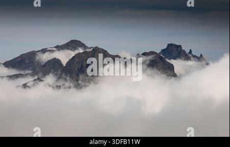 Zerklüftete Berggipfel der Insel Madeira, einschließlich Pico do Arieiro und Pico Ruivo, erheben sich dramatisch über einem dicken Wolkenmeer unter stimmungsvollem Himmel Stockfoto