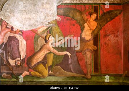Pompeji, Italien - 30. Dezember 2025: Antike Fresko-Szene mit geflügelter Göttin und kniender Figur in dramatischer mythischer Szene, Villa der Mysterien Stockfoto