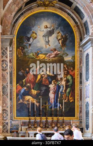 Die Verklärung des Herrn – das Mosaik ist eine Kopie eines Gemäldes von Raffaello Sanzio da Urbino. Petersdom, Rom, Italien. Stockfoto