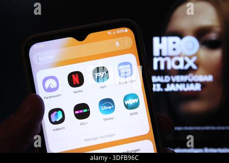 Auf einem Laptop wurde die Website vom Streamingportal HBO Max aufgerufen, das am 13. Januar in Deutschland abrufbar sein wird. Davor sind auf einem Smartphone die Apps der Streamingdienste Paramount, Netflix, Joyn, Prime Video, waipu.tv, RTL, Disney und Wow zu sehen. Symbolbild/Symbolfoto. Schnelsen Hamburg *** auf die Website des Streaming-Portals HBO Max, das am 13. Januar in Deutschland verfügbar sein wird, wurde auf einem Laptop davor zugegriffen, die Apps der Streaming-Dienste Paramount , Netflix, Joyn, Prime Video, waipu tv, RTL , Disney und Wow sind auf einem Smartphone mit dem symbolischen Bild S zu sehen Stockfoto