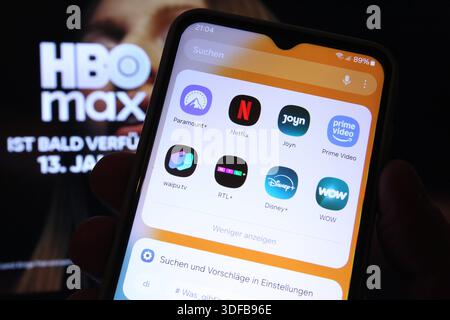 Auf einem Laptop wurde die Website vom Streamingportal HBO Max aufgerufen, das am 13. Januar in Deutschland abrufbar sein wird. Davor sind auf einem Smartphone die Apps der Streamingdienste Paramount, Netflix, Joyn, Prime Video, waipu.tv, RTL, Disney und Wow zu sehen. Symbolbild/Symbolfoto. Schnelsen Hamburg *** auf die Website des Streaming-Portals HBO Max, das am 13. Januar in Deutschland verfügbar sein wird, wurde auf einem Laptop davor zugegriffen, die Apps der Streaming-Dienste Paramount , Netflix, Joyn, Prime Video, waipu tv, RTL , Disney und Wow sind auf einem Smartphone mit dem symbolischen Bild S zu sehen Stockfoto