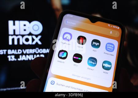 Auf einem Laptop wurde die Website vom Streamingportal HBO Max aufgerufen, das am 13. Januar in Deutschland abrufbar sein wird. Davor sind auf einem Smartphone die Apps der Streamingdienste Paramount, Netflix, Joyn, Prime Video, waipu.tv, RTL, Disney und Wow zu sehen. Symbolbild/Symbolfoto. Schnelsen Hamburg *** auf die Website des Streaming-Portals HBO Max, das am 13. Januar in Deutschland verfügbar sein wird, wurde auf einem Laptop davor zugegriffen, die Apps der Streaming-Dienste Paramount , Netflix, Joyn, Prime Video, waipu tv, RTL , Disney und Wow sind auf einem Smartphone mit dem symbolischen Bild S zu sehen Stockfoto