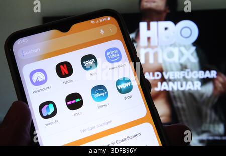 Auf einem Laptop wurde die Website vom Streamingportal HBO Max aufgerufen, das am 13. Januar in Deutschland abrufbar sein wird. Davor sind auf einem Smartphone die Apps der Streamingdienste Paramount, Netflix, Joyn, Prime Video, waipu.tv, RTL, Disney und Wow zu sehen. Symbolbild/Symbolfoto. Schnelsen Hamburg *** auf die Website des Streaming-Portals HBO Max, das am 13. Januar in Deutschland verfügbar sein wird, wurde auf einem Laptop davor zugegriffen, die Apps der Streaming-Dienste Paramount , Netflix, Joyn, Prime Video, waipu tv, RTL , Disney und Wow sind auf einem Smartphone mit dem symbolischen Bild S zu sehen Stockfoto