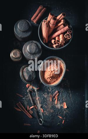 Haufen von Zimtstangen auf einem dunklen Hintergrund Stockfoto