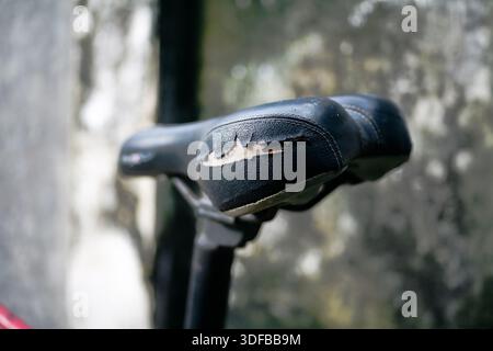 Nahaufnahme eines gerissenen Fahrradsattels Stockfoto