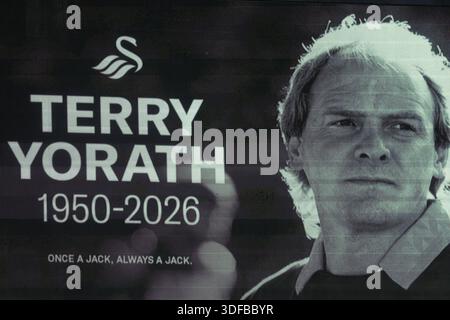 Swansea, Großbritannien. Januar 2026. Eine Hommage an den Tod von Terry Yorath ist vor dem Spiel zu sehen. Emirates FA Cup 3. Runde Spiel, Swansea City gegen West Bromwich Albion im Stadion Swansea.com in Swansea, Wales am Sonntag, den 11. Januar 2026. Dieses Bild darf nur für redaktionelle Zwecke verwendet werden. Nur redaktionelle Verwendung, Bild von Andrew Orchard/Alamy Live News Stockfoto