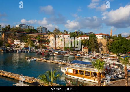 Antalya - Türkei, 27. Oktober 2025, Blick auf den alten Hafen von Antalya in Kaleici. Kaleici ist das historische Stadtzentrum und ein beliebtes Touristenziel i Stockfoto