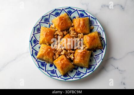 Traditionelles türkisches Dessert; handgemachte Walnussbaklava. Türkischer Name; cevizli baklava Stockfoto