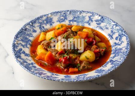 Kalbssauce, Suppen und Eintöpfe, Rindfleisch, Steak, Kartoffeln, und jede Menge Paprika. Ein traditionelles ungarisches Gericht. Stockfoto