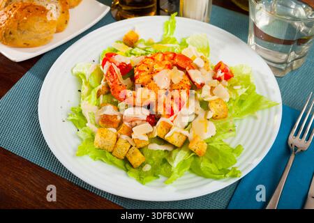 Caesar Salat mit Garnelen Stockfoto