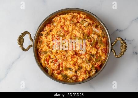 Traditionelles türkisches Menemagericht mit Eiern, Paprika und Tomaten Stockfoto