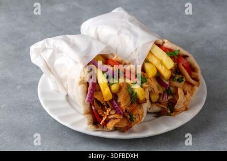 Griechische Huhn-Gyros in Pita-Brot gewickelt Stockfoto
