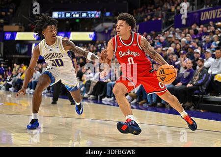 11. Januar 2026: Ohio State Guard John Mobley Jr. (0) fährt während des NCAA-Basketballspiels zwischen den Ohio State Buckeyes und Washington Huskies in Seattle, WA, vorbei an der Washington Huskies Guard Courtland Muldraw (30). Steve Faber/CSM Stockfoto