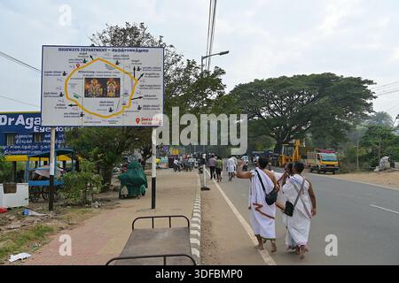 Der Arunachala Pradakshina Pfad entlang der Girivalam Road, mit Schildern, die die Lage der wichtigsten Shiva Lingams und Sehenswürdigkeiten entlang der Route, Tiruvannamalai, beschreiben Stockfoto