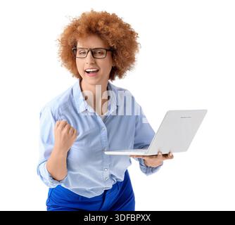 Glückliche Freiberuflerin mit Laptop auf weißem Hintergrund Stockfoto