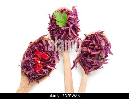 Holzlöffel aus leckerem rotem Sauerkraut mit Petersilie, Pfeffer und Chili-Pfefferscheiben auf weißem Hintergrund Stockfoto