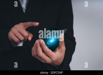 Geschäftsmann mit futuristischem, transparentem Smartphone mit Datensicherheitssymbol. Konzept der Cybersicherheit, des digitalen Schutzes, der sicheren Kommunikation und i Stockfoto