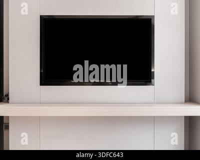 Moderner, an der Wand montierter Flachbildfernseher in einem Hotelzimmer mit leerem Schwarzweißbildschirm, ideal für Smart TV-Mockup, Präsentationen zur Innenarchitektur oder digitale inhalte Stockfoto