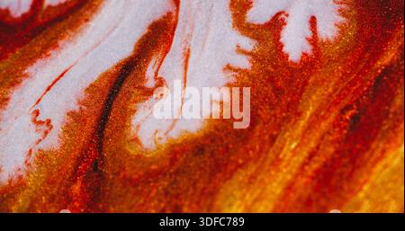 Unscharfe Pigmentmischung. Farbfluss. Weiße Blob-Welle löst sich auf funkelnder roter oranger Lava auf. Abstrakte Farbpartikel Textur gewellter Hintergrund. Stockfoto