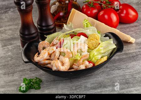 Leckerer caesar-Salat mit Garnelen und Eisberg Stockfoto