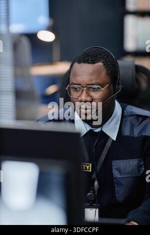Porträt eines jungen Erwachsenen Schwarzen Mannes, der als Sicherheitsbeamter im Büro arbeitet Stockfoto