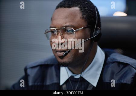 Porträt eines Schwarzen Mannes mittleren Alters, der ein Headset trägt und im Call Center arbeitet Stockfoto