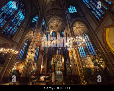 Das Innere von de Krijtberg, einer beeindruckenden neogotischen Kirche am Singel-Kanal, bekannt für sein reiches, farbenfrohes Inneres, das komplizierte Buntglas und das hohe Stockfoto