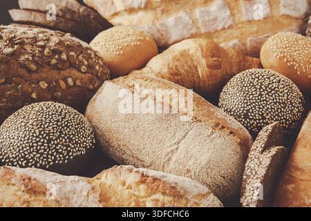 Frisch gebackenes Brotsortiment auf rustikaler Holzoberfläche Stockfoto