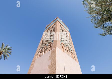 Marrakesch, 1. Juni 2025. Malerischer Straßenblick auf den Hauptturm der Saadiangräber in Marrakesch, West-Marokko Stockfoto