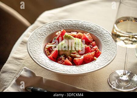 Frischer Tomatensalat mit Weichkäse in einer Schüssel Stockfoto