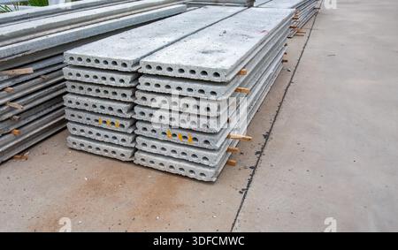Stapel von Stahlbetonfertigteilplatten auf der Hausbaustelle. Stockfoto