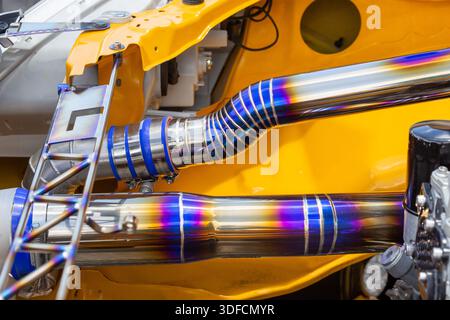 MIG-Schweißnaht am Edelstahlrohr in Rennwagen. Stockfoto