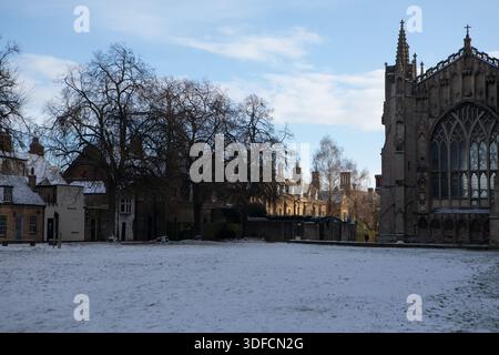 Ely Kathedrale im Schnee, Cambridgeshire an einem Wintertag Stockfoto