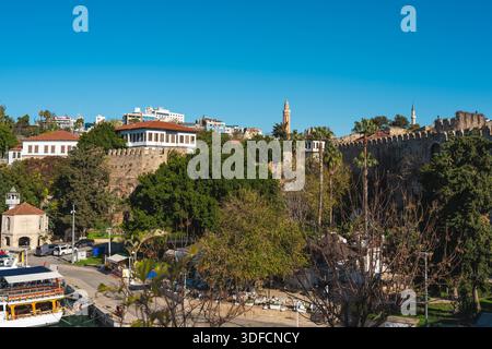 Hafen in der Altstadt von Antalya mit historischen Mauern und Yivli Minare Stockfoto
