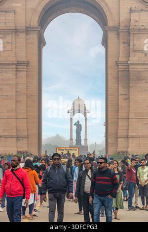 Publikum feiert den Tag der Republik am India Gate Monument in Neu-Delhi, Indien, 31. Januar 2024 Stockfoto