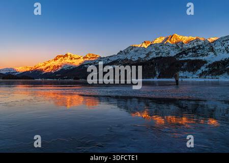 Silsersee im Winter mit der gefrorenen, schneefreien Seenoberfläche, die Black Ice genannt wird, bei Sonnenuntergang. Stockfoto
