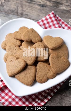 Herzförmige Lebkuchenkekse auf Holztisch Stockfoto