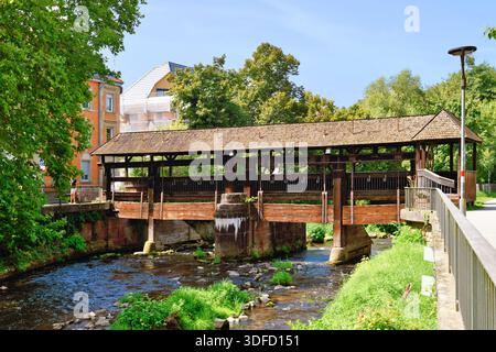 Ettlingen, Deutschland - 13. August 2025: Alte Holzbrücke über die Alb. Historisches Wahrzeichen an einem sonnigen Tag Stockfoto