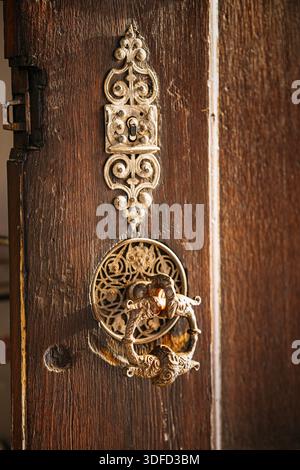 Verziertes Antikes Türschloss An Holztür: Dekorative Metallschlüsselplatte Und Vintage-Handwerkskunst Im Historischen Architekturdetail. Hochwertige Fotos Stockfoto