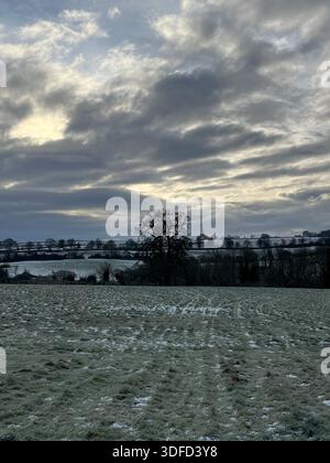 Schneebedeckte, frostige Aussicht über Felder in der Oxfordshire-Landschaft Stockfoto