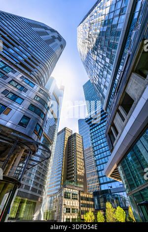 Flacher Blick auf die modernen Bürohochhäuser in der Stadt Frankfurt am Main mit Reflexionen an den Glasfassaden Stockfoto