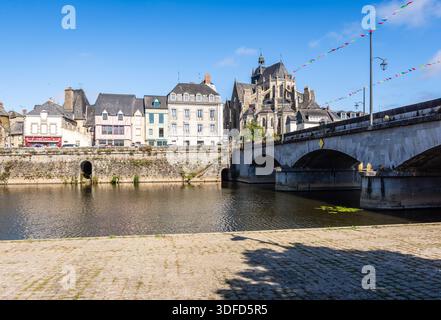 Die Altstadt von Mayenne, Frankreich, am Fluss Mayenne mit der Notre-Dame-Brücke und der Basilika unserer Lieben Frau der Wunder an einem sonnigen Sommertag. Stockfoto