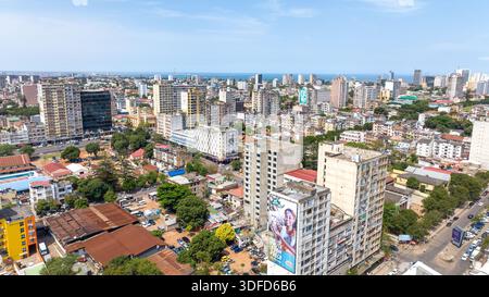 Aus der Vogelperspektive sehen Sie hoch aufragende Gebäude, die Schatten über belebte Straßen werfen, eine pulsierende Stadtlandschaft vor dem Horizont, Maputo, Cidade de Maputo, Mosambik Stockfoto